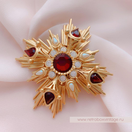 JOAN RIVERS Брошь «Мальтийский крест с гранатовыми кристаллами и жемчугом»