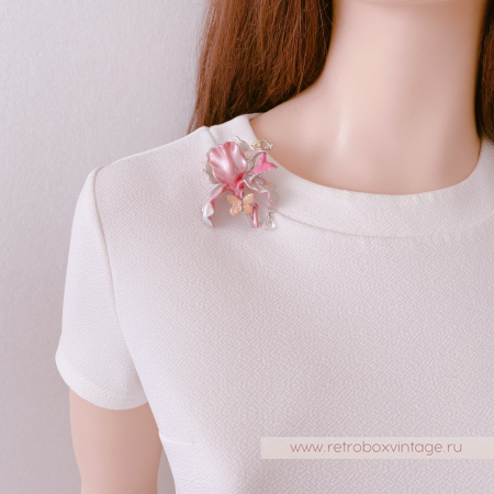 KIRKS FOLLY Брошь «Розовый ирис с феей, бабочкой и капелькой росы»
