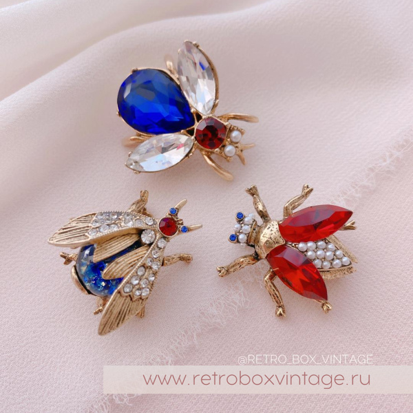 SWEET ROMANCE Трио брошей «Пчелки полевых цветов: сине-красные в золоте» (3 шт)