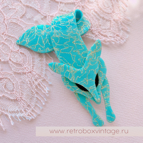 LEA STEIN Брошь "Лиса голубая: зимняя сказка с золотыми нитями" черные глазки