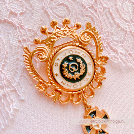 ST. JOHN Брошь "Символ чести" с подвеской крестом