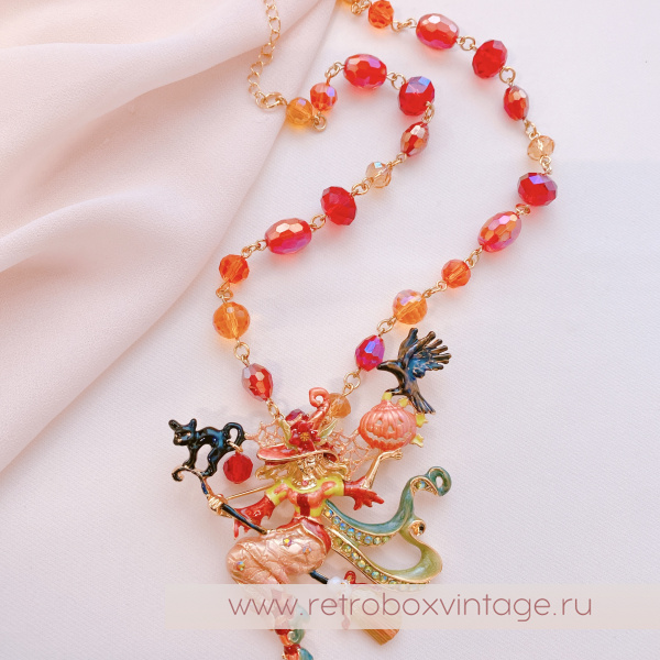 KIRKS FOLLY Брошь-кулон на бусах «Веселая фея-ведьмочка с тыквой"