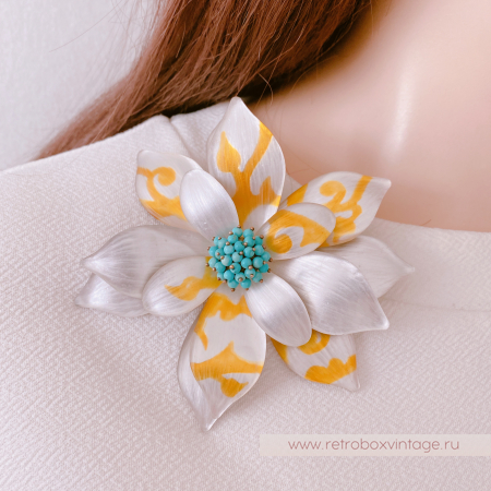 ALEXIS BITTAR Брошь "Серебристо-белый цветок с медовыми вензелями" бирюза, серебро, люцит