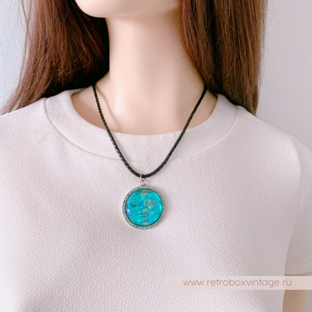 KIRKS FOLLY Кулон на кожаном шнуре "Лунная гладь: изумрудная водяная луна в серебре"