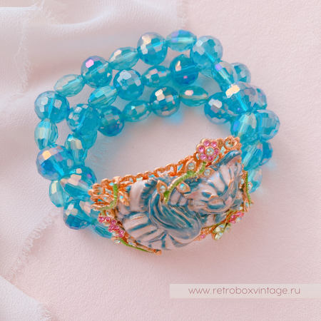 KIRKS FOLLY Браслет-стрейч "ЧЕШИРСКИЙ КОТ" на голубых бусах / Коллекция "Алиса в стране чудес"