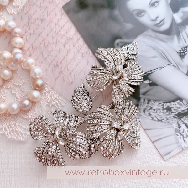 CINER for JOAN RIVERS Брошь «Шеррон: три цветка» Private Collection