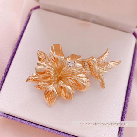 MONET Брошь «Колибри на цветке гибискуса»