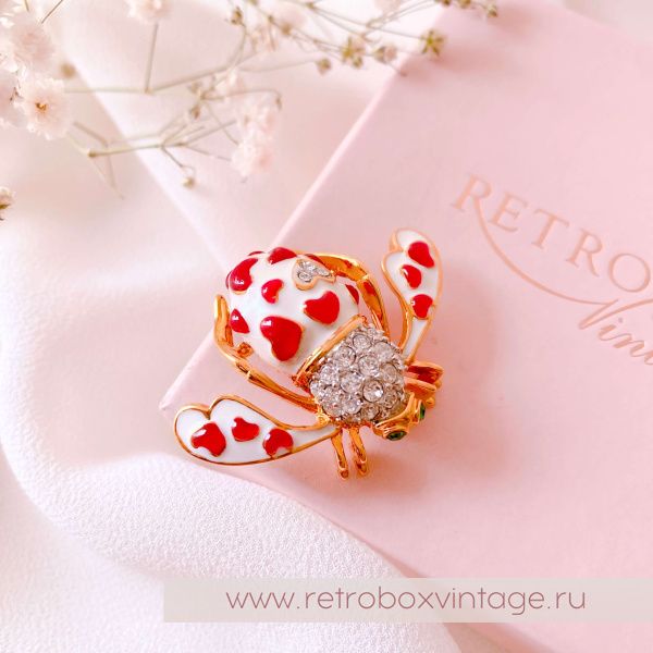 JOAN RIVERS Брошь "Любовная пчелка" с алыми сердцами