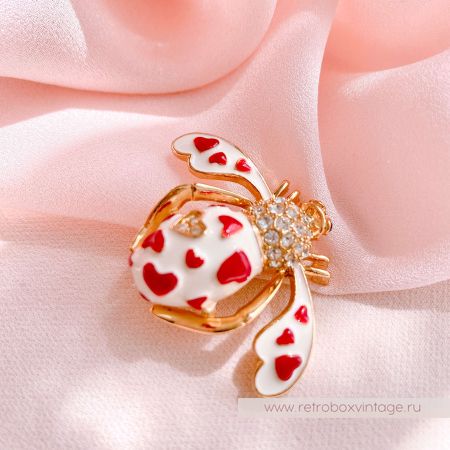 JOAN RIVERS Брошь "Любовная пчелка" с алыми сердцами