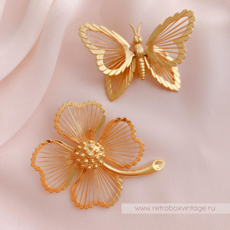 MONET Пара брошей «На удачу: бабочка и клевер»