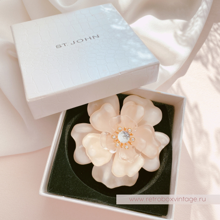 ST. JOHN Брошь «Нежная камелия»