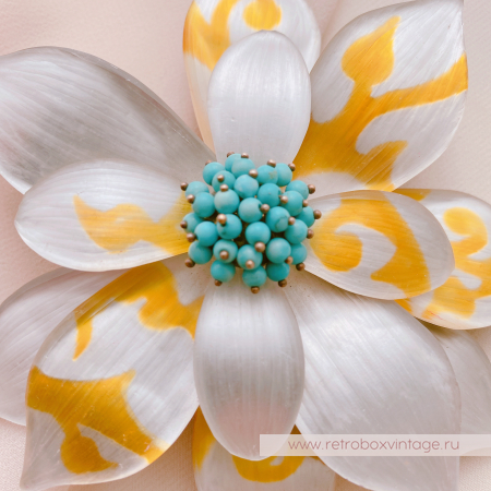 ALEXIS BITTAR Брошь "Серебристо-белый цветок с медовыми вензелями" бирюза, серебро, люцит