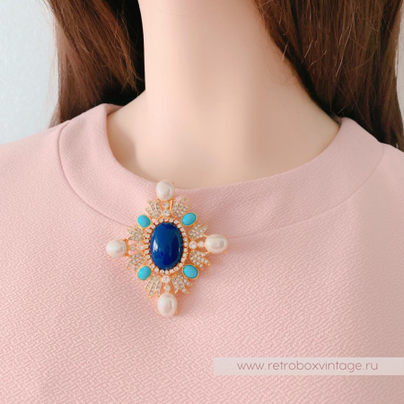 KJL / KENNETH J LANE Брошь-кулон "Аристократка: жемчужная с синим и бирюзовыми кабошонами"
