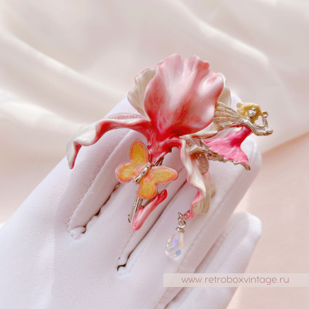 KIRKS FOLLY Брошь «Розовый ирис с феей, бабочкой и капелькой росы»