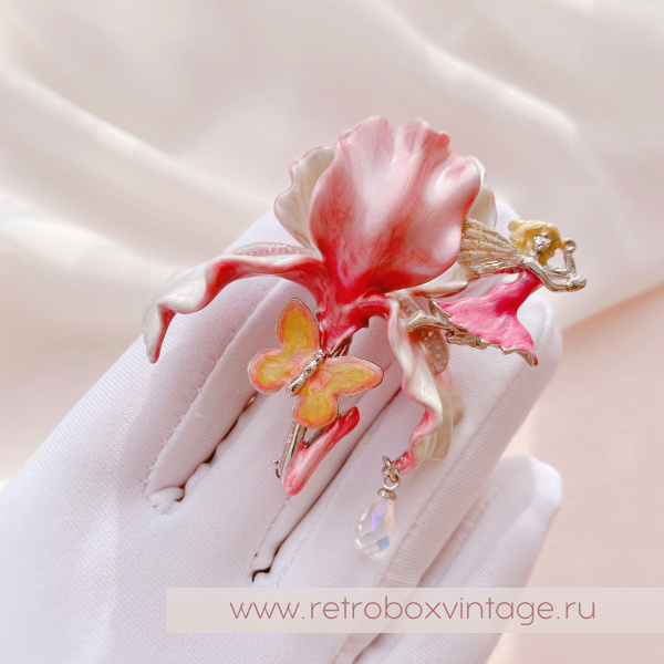 KIRKS FOLLY Брошь «Розовый ирис с феей, бабочкой и капелькой росы»