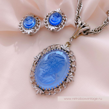 WHITING AND DAVIS Комплект «Голубые камеи» ожерелье и клипсы