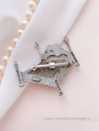 JJ / JONET JEWELRY Брошь "Ложе для двоих" кровать