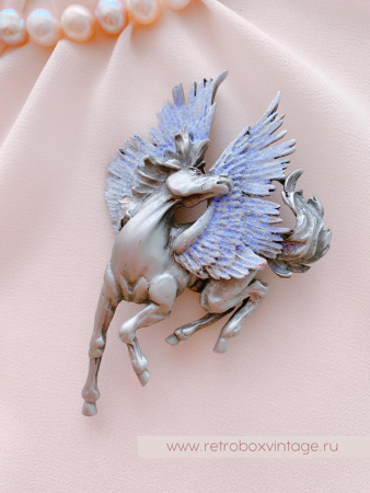 JJ / JONET JEWELRY Брошь «Крылатый пегас: лавандовый серебро»