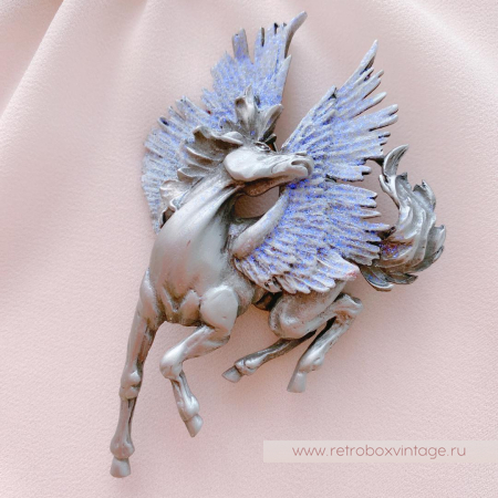 JJ / JONET JEWELRY Брошь «Крылатый пегас: лавандовый серебро»