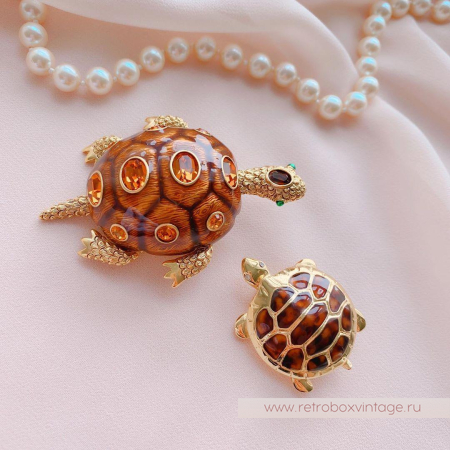 JOAN RIVERS Брошь "Мудрая черепаха" эмаль с кристаллами