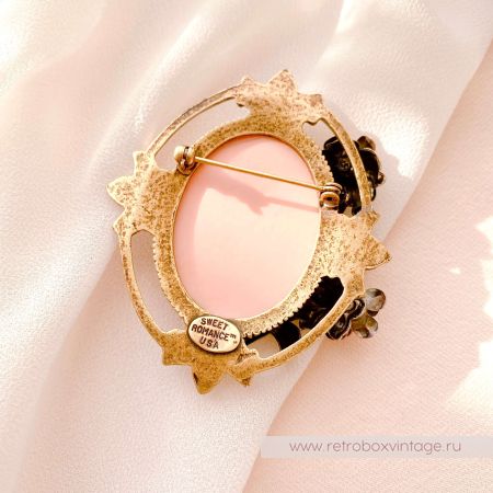 SWEET ROMANCE Брошь "Камея в цветах"
