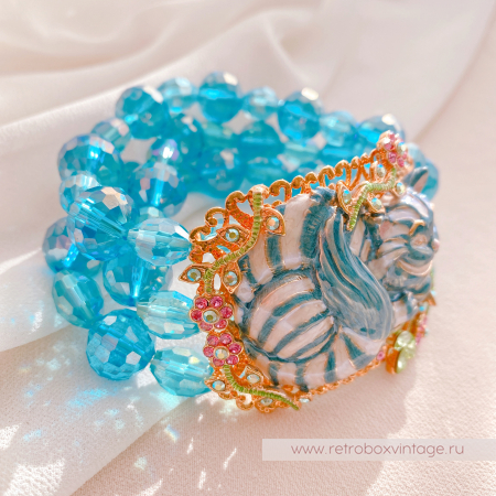 KIRKS FOLLY Браслет-стрейч «Чеширский кот» на голубых бусах: Коллекция «Алиса в стране чудес»