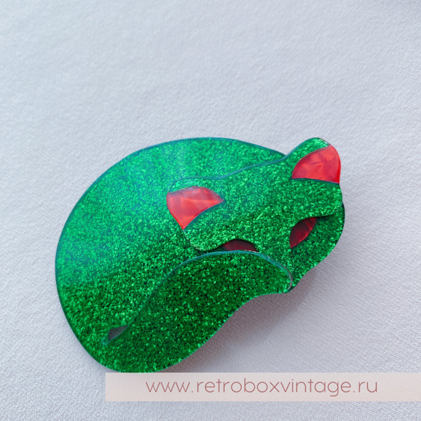 LEA STEIN Брошь «СПЯЩАЯ КОШКА ГОМИНА: ИЗУМРУДНОЕ СИЯНИЕ» зеленая с шимером, красные глазки