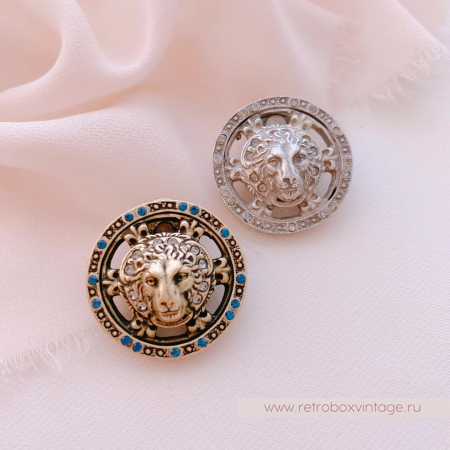 SWEET ROMANCE Брошь-пин «Медальон со львом: бронза» с кристаллами по кругу SWEET ROMANCE Брошь-пин «Медальон со львом: бронза» с кристаллами по кругу