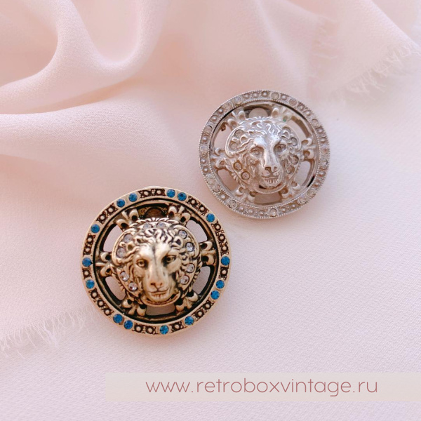 SWEET ROMANCE Брошь-пин «Медальон со львом: серебро» с кристаллами