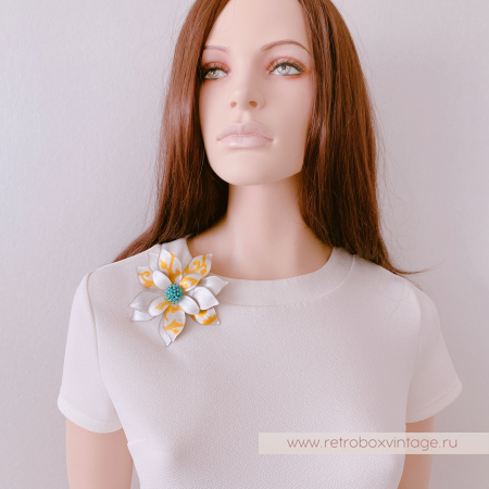 ALEXIS BITTAR Брошь "Серебристо-белый цветок с медовыми вензелями" бирюза, серебро, люцит