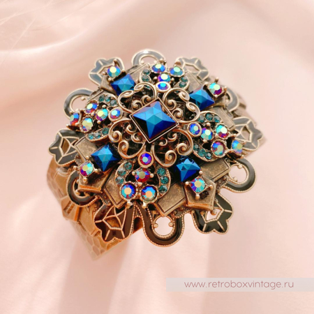 SWEET ROMANCE Браслет-каф «Кассиопея: крест с кристаллами павлин»