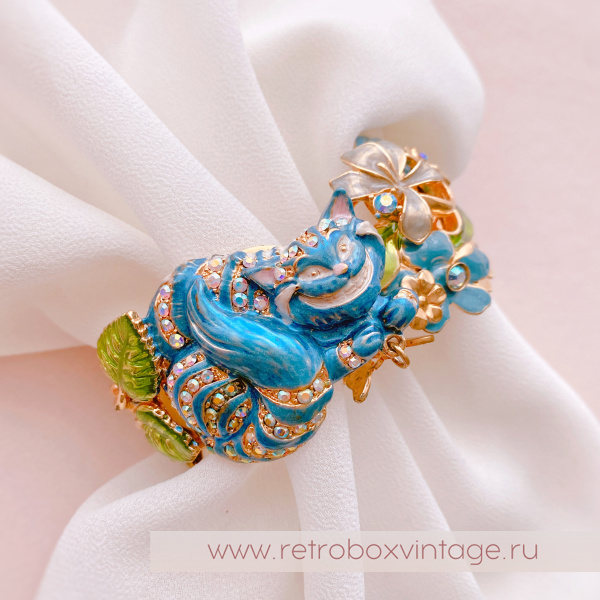 KIRKS FOLLY Браслет-каф "Чеширский кот в саду" эмаль / Коллекция "Алиса в стране чудес" KIRKS FOLLY Браслет-каф "Чеширский кот в саду" эмаль / Коллекция "Алиса в стране чудес"