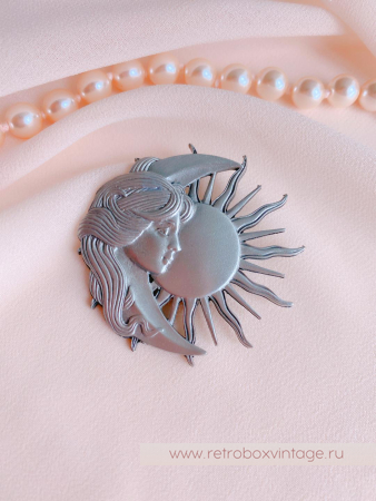 JJ / JONET JEWELRY Брошь «Девушка луна и солнце»