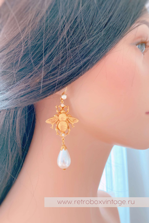 ASKEW LONDON Серьги «Золотые пчелы с жемчужными каплями» застежка-петля