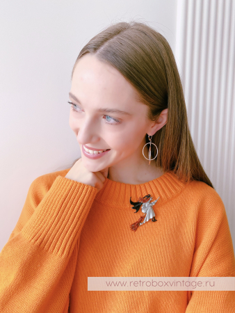 JJ / JONET JEWELRY Брошь "На шабаш: ведьмочка на метле" эмаль