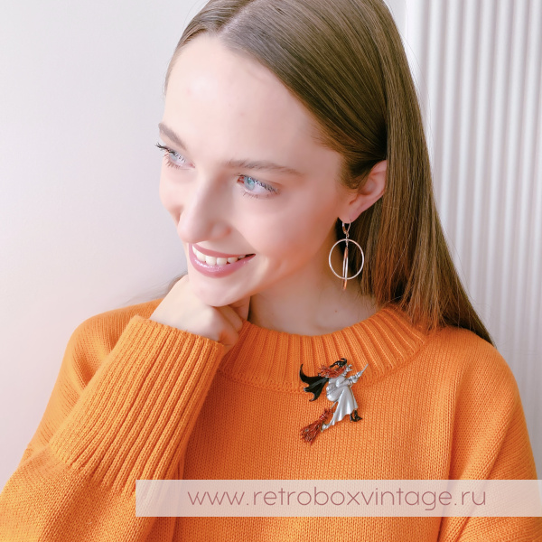 JJ / JONET JEWELRY Брошь "На шабаш: ведьмочка на метле" эмаль