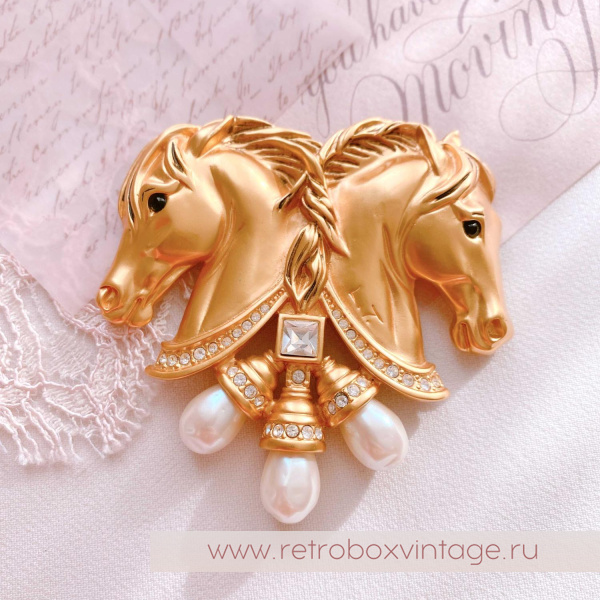 ELIZABETH TAYLOR for Avon Брошь "Сердца в тандеме" две лошади / "Hearts in Tandem"