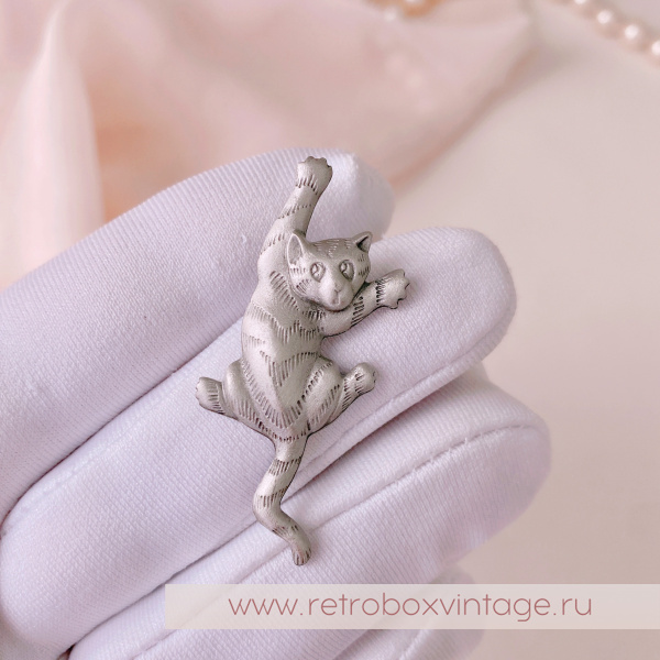 JJ / JONET JEWELRY Брошь-пин «Озорной котик: серебро»