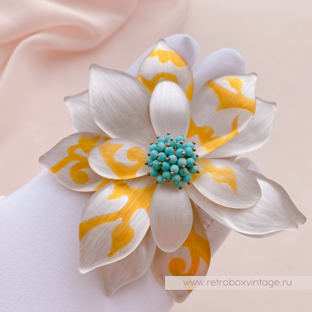 ALEXIS BITTAR Брошь "Серебристо-белый цветок с медовыми вензелями" бирюза, серебро, люцит