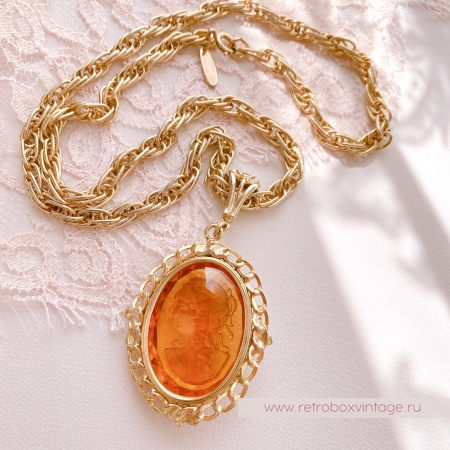 WHITING AND DAVIS Кулон на цепочке "Медовая камея"