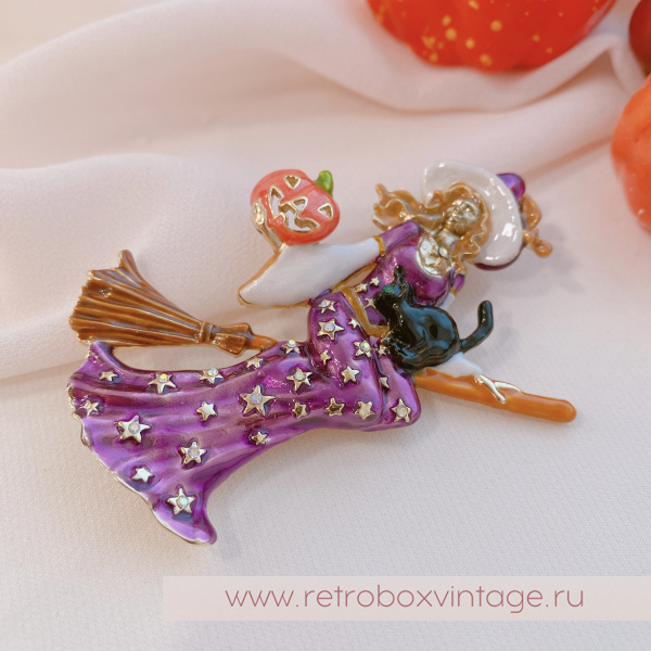 KIRKS FOLLY Брошь-кулон «Фея ведьма на метле в пурпурном платье: золото»