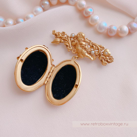 ASKEW LONDON Брошь-локет «Ангелочки»