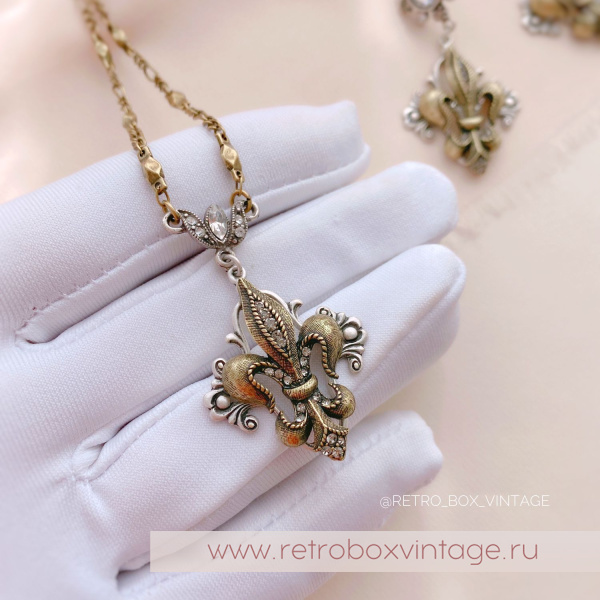 SWEET ROMANCE Кулон на цепочке "Флер де лис - королевская лилия" с кристаллами