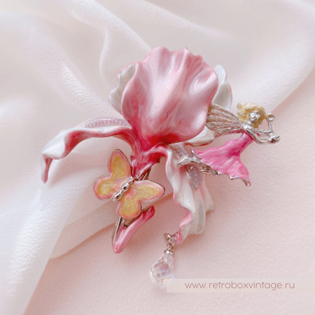KIRKS FOLLY Брошь «Розовый ирис с феей, бабочкой и капелькой росы»