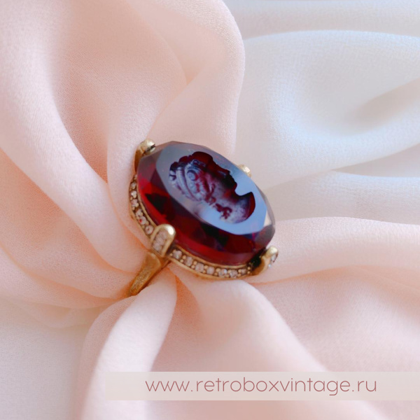 SWEET ROMANCE Кольцо «Богиня: гранат с инталией»