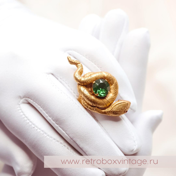 ASKEW LONDON Кольцо «Секрет Клеопатры: с зеленым кристаллом»
