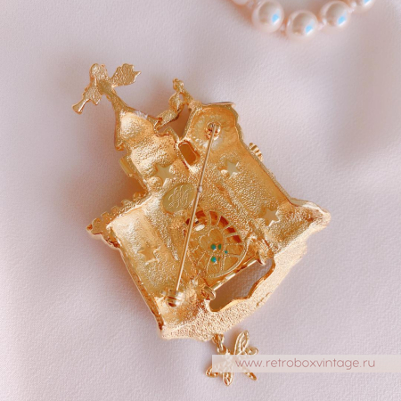 KIRKS FOLLY Брошь «Земляничный замок» с открывающейся дверью