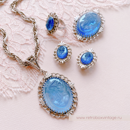 Коллекция с голубыми камеями