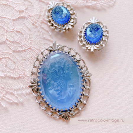 WHITING AND DAVIS Комплект «Секрет Афродиты: голубые камеи» брошь и клипсы