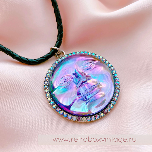 KIRKS FOLLY Кулон на кожаном шнуре "Лунная гладь: пурпурная водяная луна в серебре"